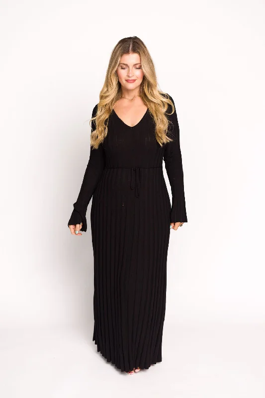 Street Graffiti Design Hadley Long Sleeve V-Neck Knit Maxi Dress in Black