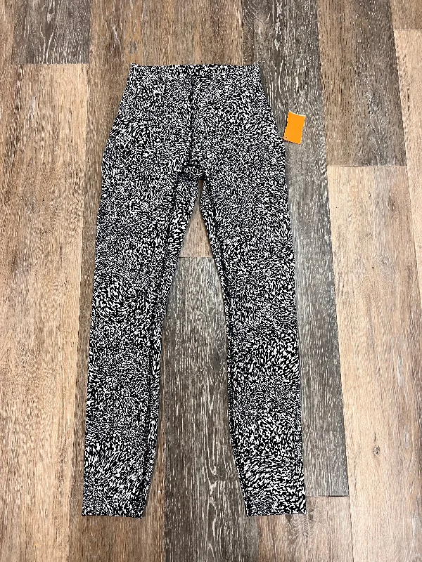 Exquisite Design Athletic Leggings By Lululemon In Black & White, Size: 2