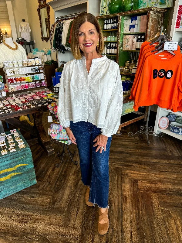 Trendy Comfort Floral Stitch Applique Top: Off White
