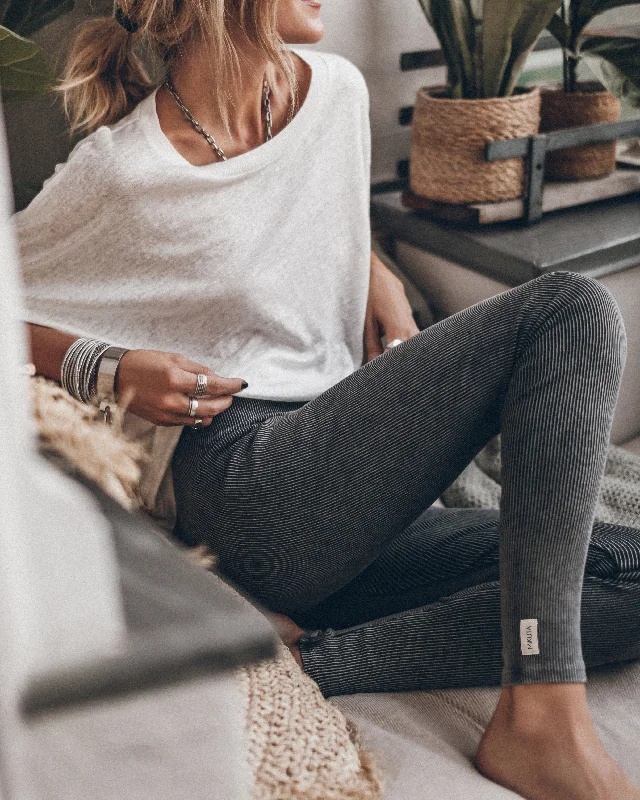 Effortless Wear The Dark Ribbed Leggings